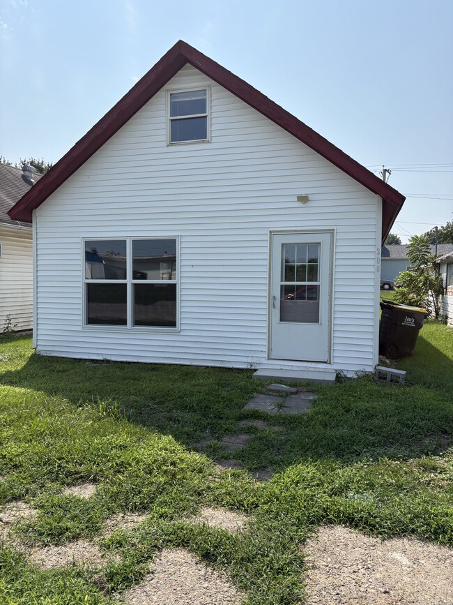 Building Photo - 308 N Cherry St