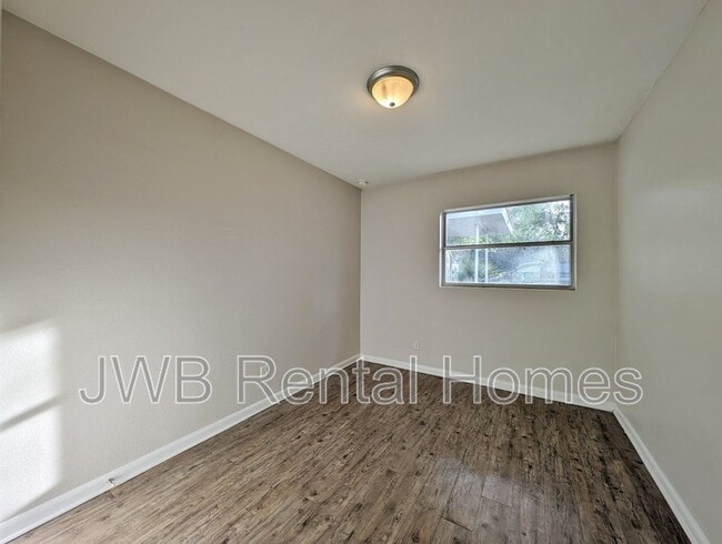 Photo - 1057 Glencarin St