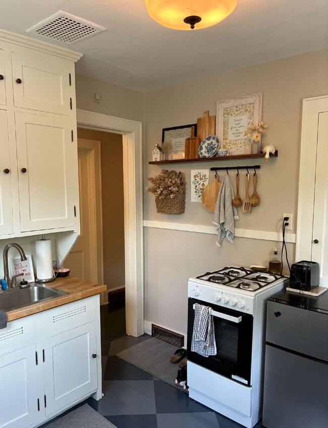 Photo - Charming 1-Bed Waterfront Oasis with Scenic Views in Eau Claire! Unit 3