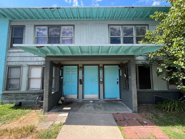 Building Photo - Second Story One Bedroom with Water Paid