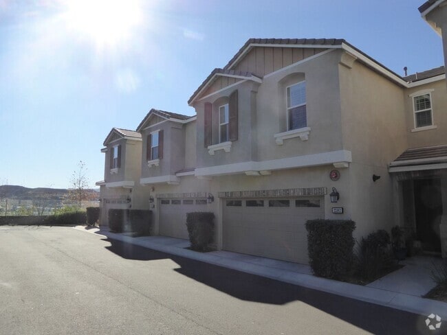 Building Photo - COMING SOON! Beautifully Remodeled 3-Bedro... Rental