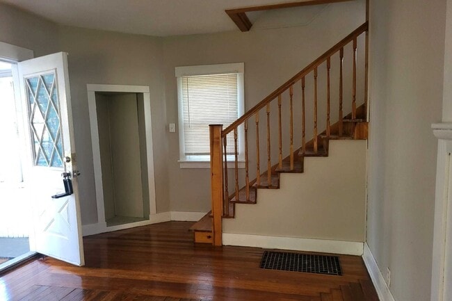Photo - 400 Bates St