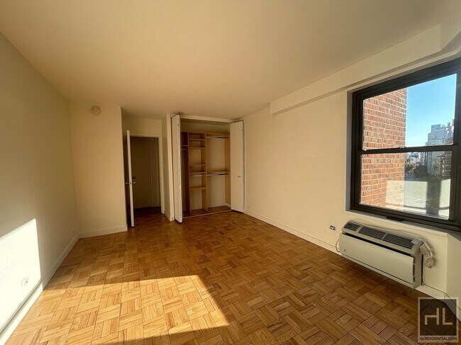 Photo - Fourth Avenue Unidad 9F