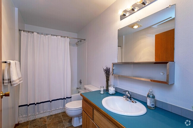 2BR, 1BA - 800SF