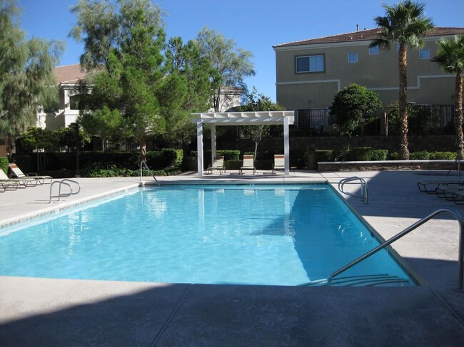 Piscina comunitaria y jacuzzi. - 9303 GILCREASE Ave Casa Adosada