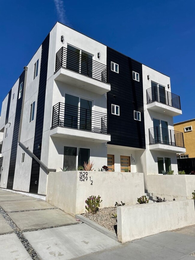 Building Photo - 1529 Winona Blvd Unit 1531 Winona Blvd Rental
