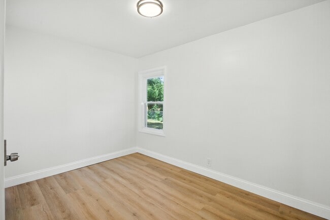 Photo - 429 W Bernhard Ave