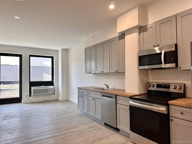 Building Photo - 362 W Merrick Rd Unit 107