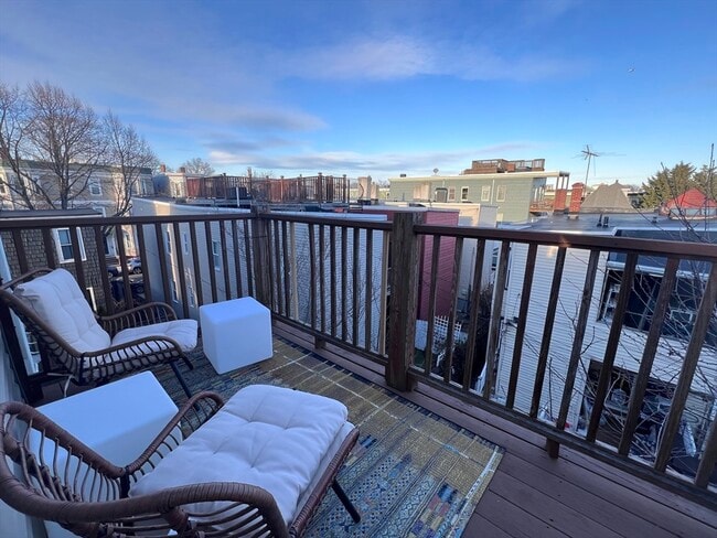 Building Photo - 150 1/2 M St Unit 3