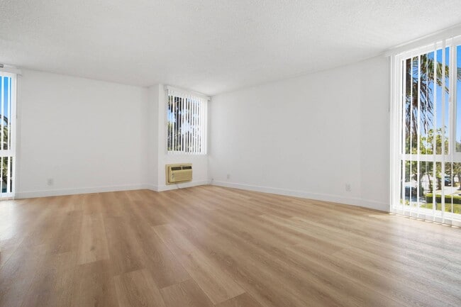 Building Photo - 5403 West 8th Street Rental