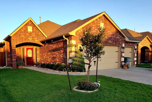 Building Photo - Fantastic home located in West Hill