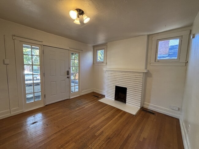 Building Photo - 921 Princeton Ave S