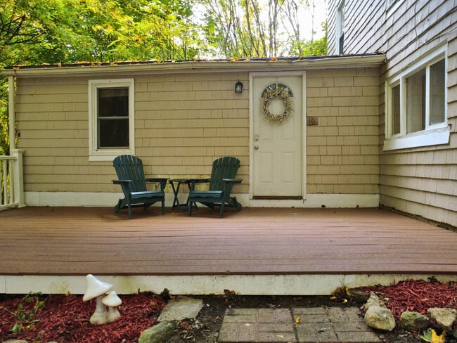 Building Photo - 10 Tiffany St Unit B