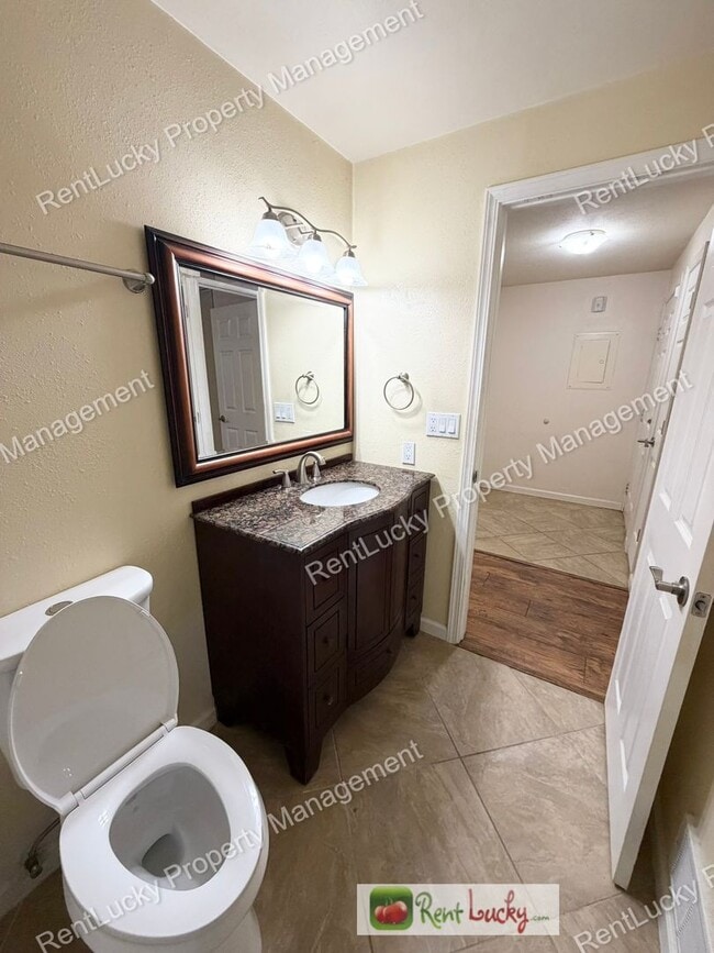Photo - Great 1 Bedroom Condo in Federal Way! Beautiful Kitchen Finishes and Close to Light Rail! Unit H1