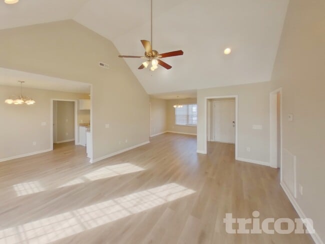 Photo - 1020 Niagra Way