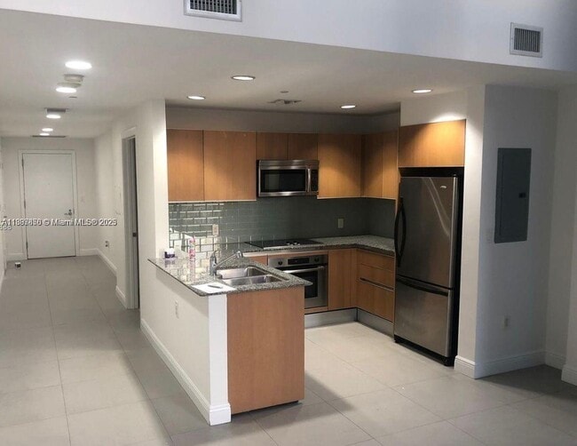 Building Photo - 1050 Brickell Ave