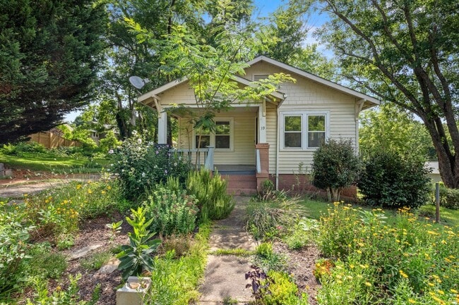 Building Photo - Cute Downtown Bungalow