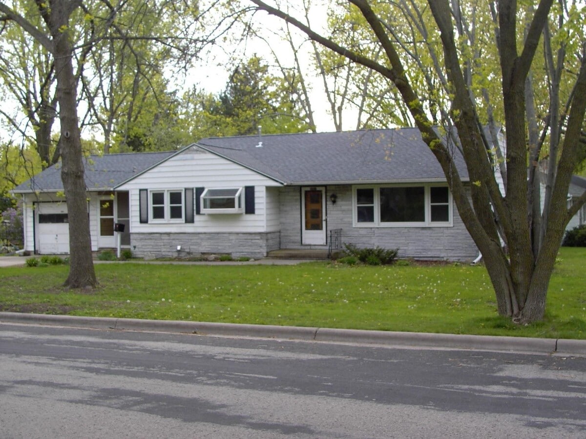 Photo - 6001 Queens Way
