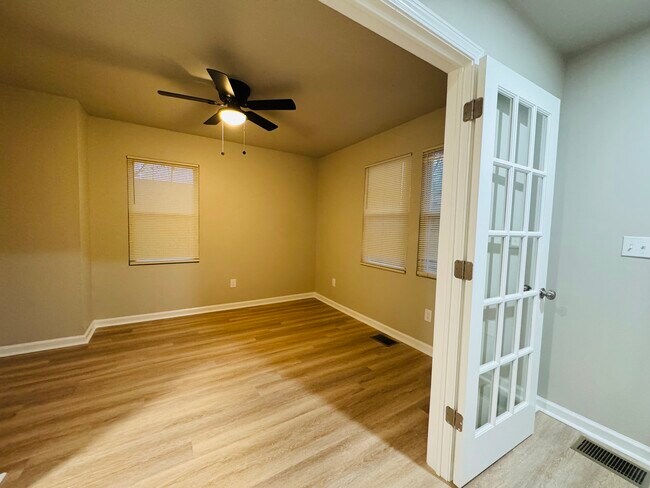 Photo - 2447 McAlpine Terrace