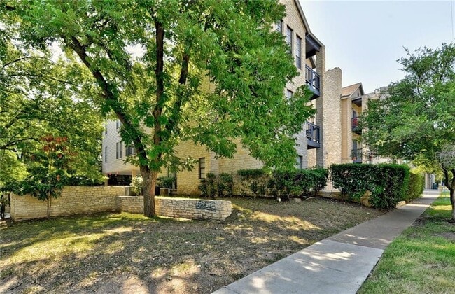 Building Photo - 711 W 21st St Unit 204