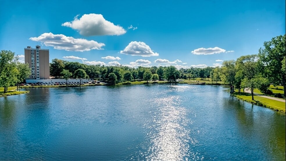 LakeView Residences - on the lake, inside 300-acre park with countless luxury resort amenities