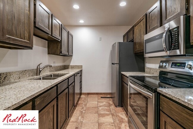 Building Photo - 2 Bedroom Condo in a Prime Location! Unit 45