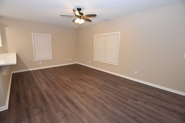 Photo - 821-833 W 7th St