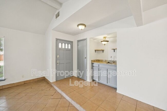 Photo - 2024 Robinson St