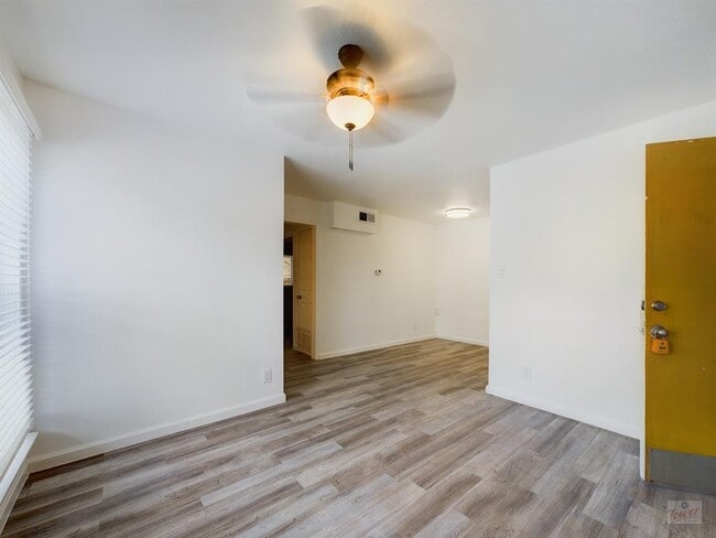 Photo - 2401 Manor Rd Unidad 137