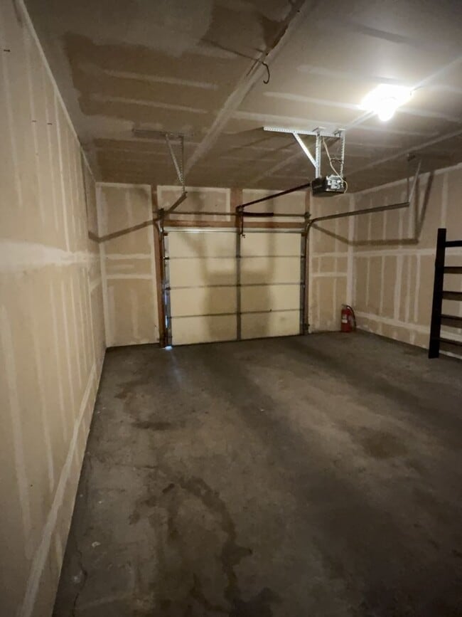 Photo - Spacious 2 Bed, 2 Bath Condo Unit 1