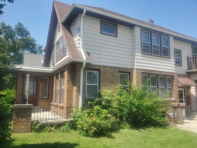 Building Photo - 421 W Oakland Ave Unit 502