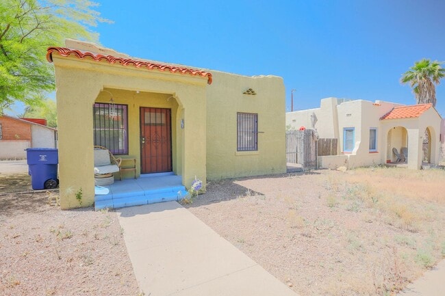 Building Photo - ACROSS STREET FROM UOFA!!! WON'T LAST!! 2 Bedroom 1 Bathroom