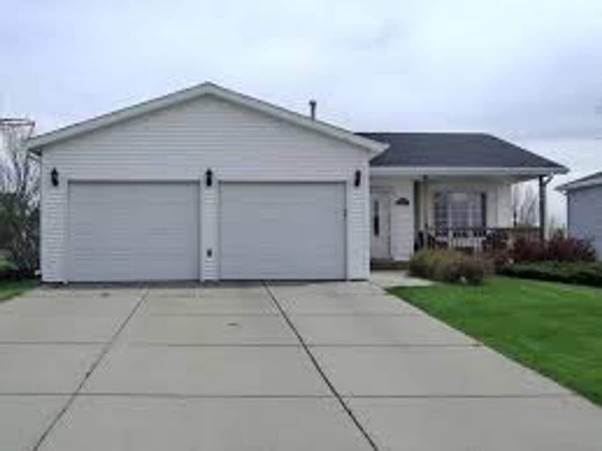 Spacious 3BR Home in Legacy School District with 3 Living Areas & 2-Stall Garage - Spacious 3BR Home in Legacy School District with 3 Living Areas & 2-Stall Garage