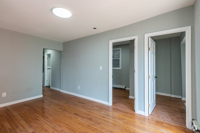 3BR, 1BA - 1,000SF