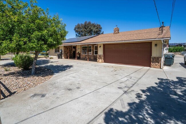 3 bedroom/ 2 bath in Ramona, CA - 3 bedroom/ 2 bath in Ramona, CA House