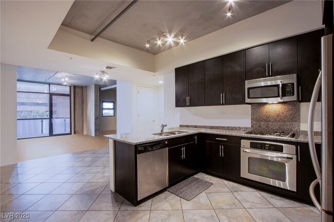 Building Photo - 353 E Bonneville Ave Unit 471