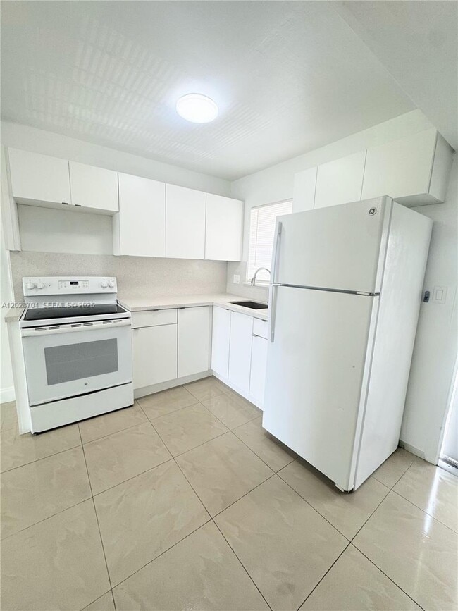 Building Photo - 8110 Sunrise Lakes Blvd Unit 307