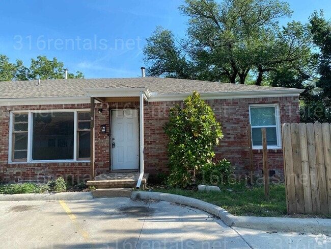 Building Photo - $795- 2 bed 1 bath - Spacious Duplex Unit 915 N Oliver Rental