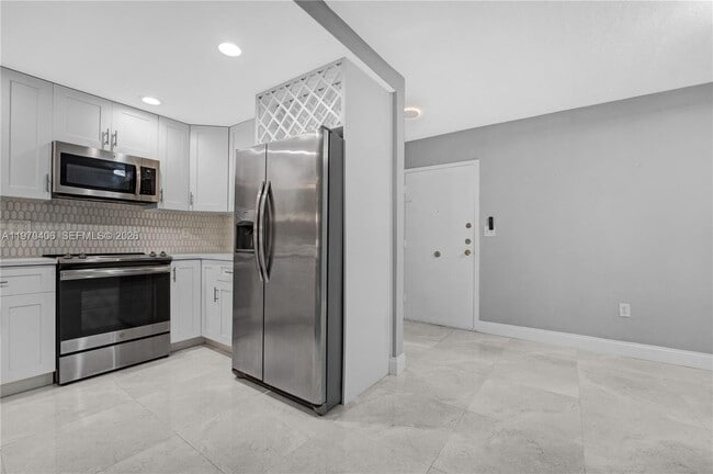 Photo - 7100 NW 17th St Unidad 305