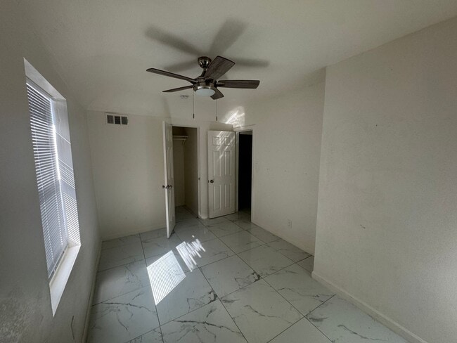 Photo - 332 W Illinois St Unidad 2