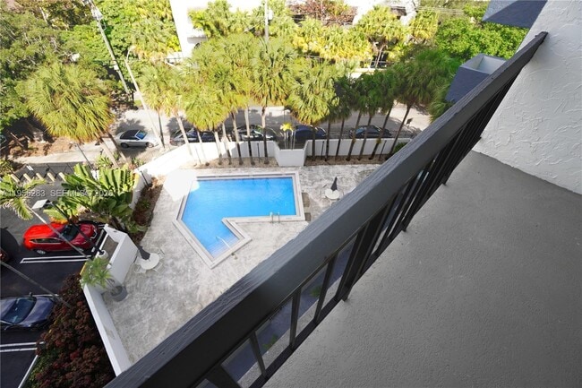 Photo - 2715 Tigertail Ave Unidad 606