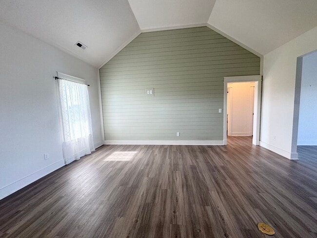 Photo - 477 N Trotman Rd