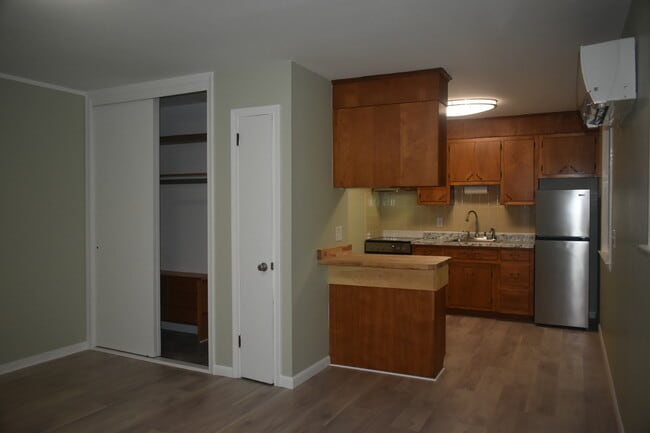 Building Photo - 1550 CT-12 Unit 2