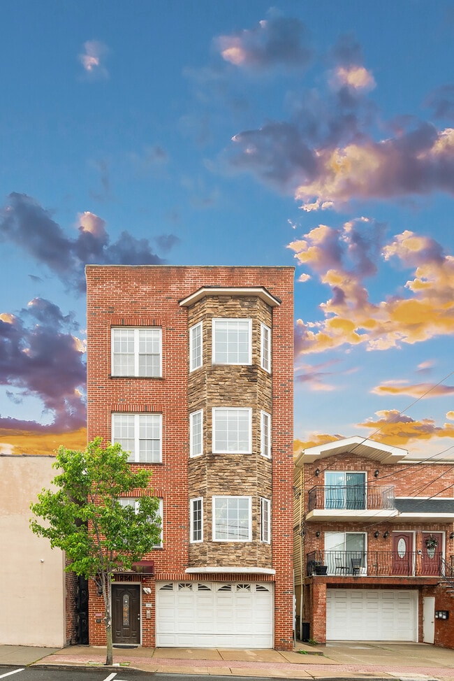 Building Photo - 726 23rd St Unit B2