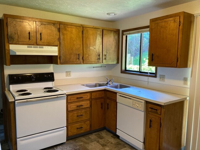 Photo - 2 Bedroom 1 1/2 Bath With Laundry Room And 1 Car Garage