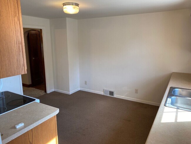 612 N 4th Ave Unit Upper