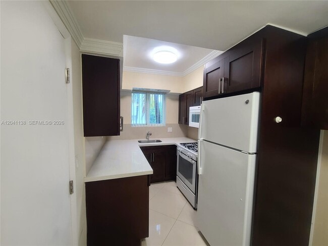Building Photo - 220 Collins Ave Unit 3B