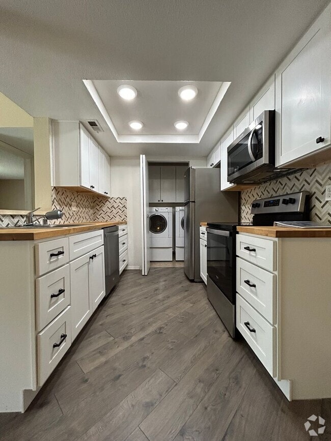 Building Photo - AVAILABLE 8/11 - 2 bed / 2 bath rennovate... Unit 360 Rental
