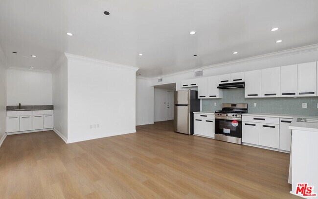 Building Photo - 930 S Robertson Blvd Unit 504 Rental