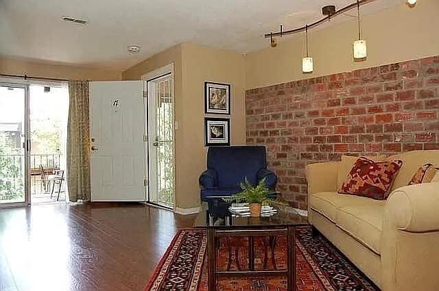 Building Photo - 807 W 40th St Unit 17